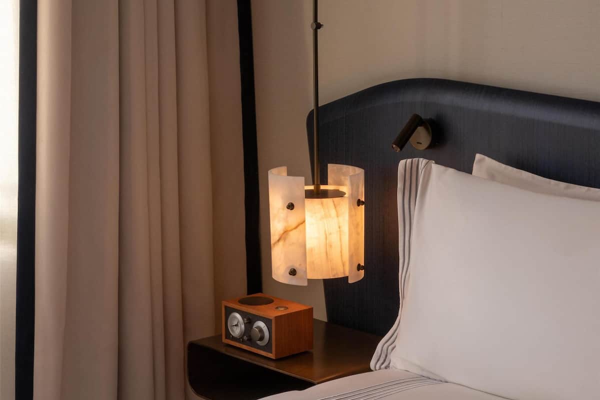 Room, 1 Queen Bed | Premium bedding, down comforters, pillowtop beds, minibar