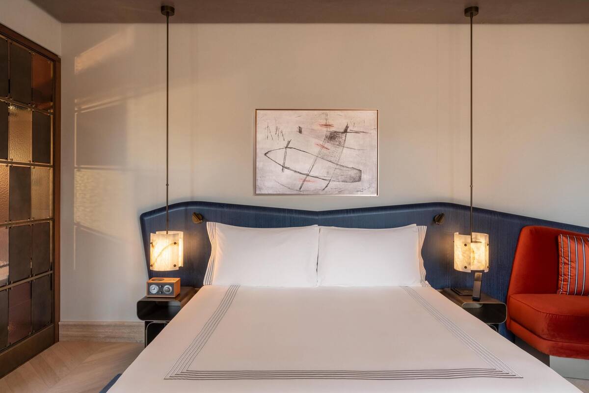 Deluxe Room, 1 King Bed | Premium bedding, down comforters, pillowtop beds, minibar