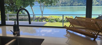 Waterfront & spacious. Room for cars & boat trailer. 6KM from Havelock Marina