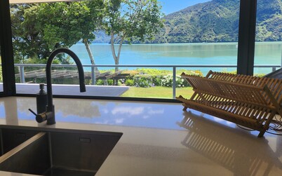 Waterfront & spacious. Room for cars & boat trailer. 6KM from Havelock Marina