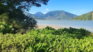 A natural landscape with a lake, mountains, and dense greenery. - Waterfront & spacious. Room for cars & boat trailer. 6KM from Havelock Marina (Havelock)