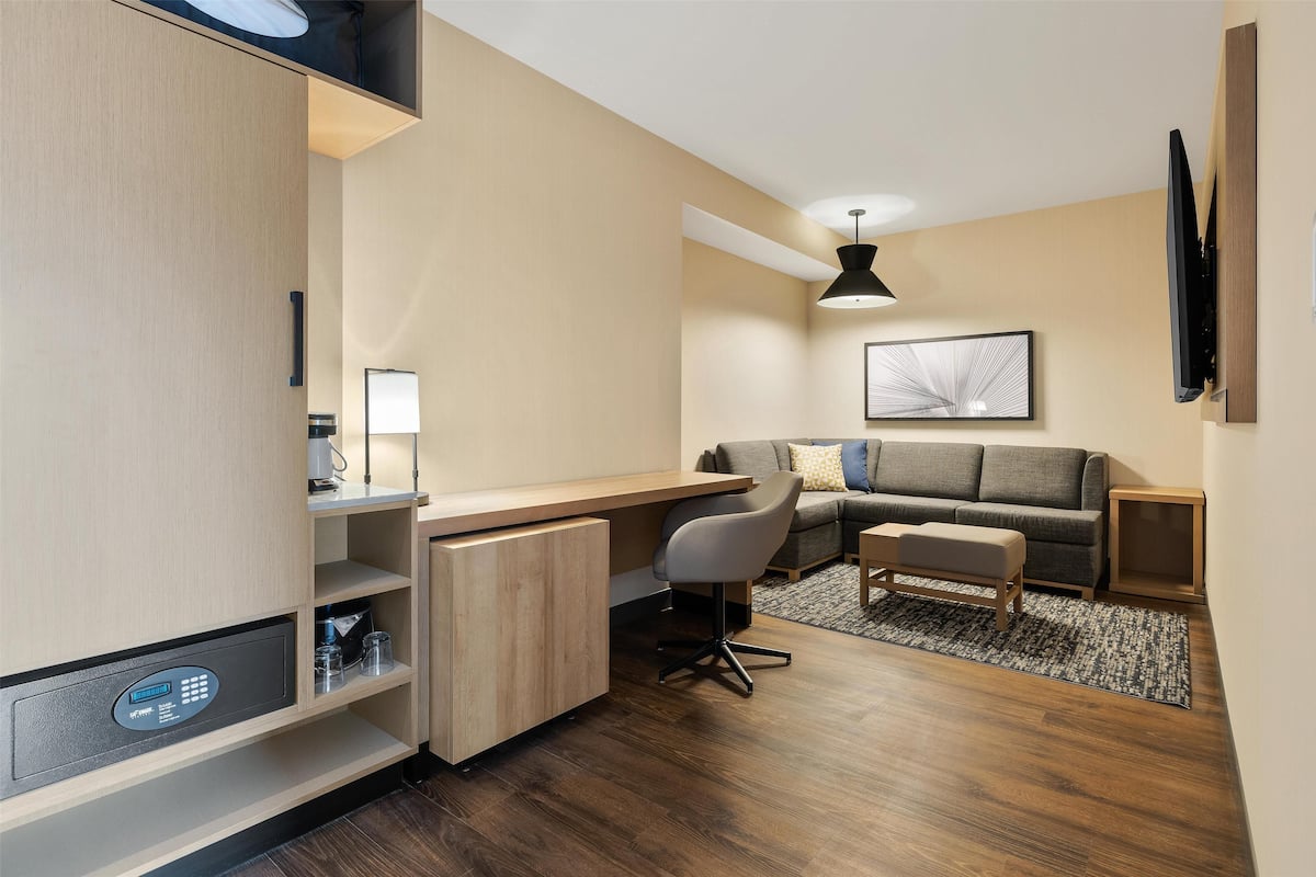Suite, 1 Schlafzimmer, barrierearme Badewanne | Daunenbettdecken, Zimmersafe, Schreibtisch, Verdunkelungsvorhänge