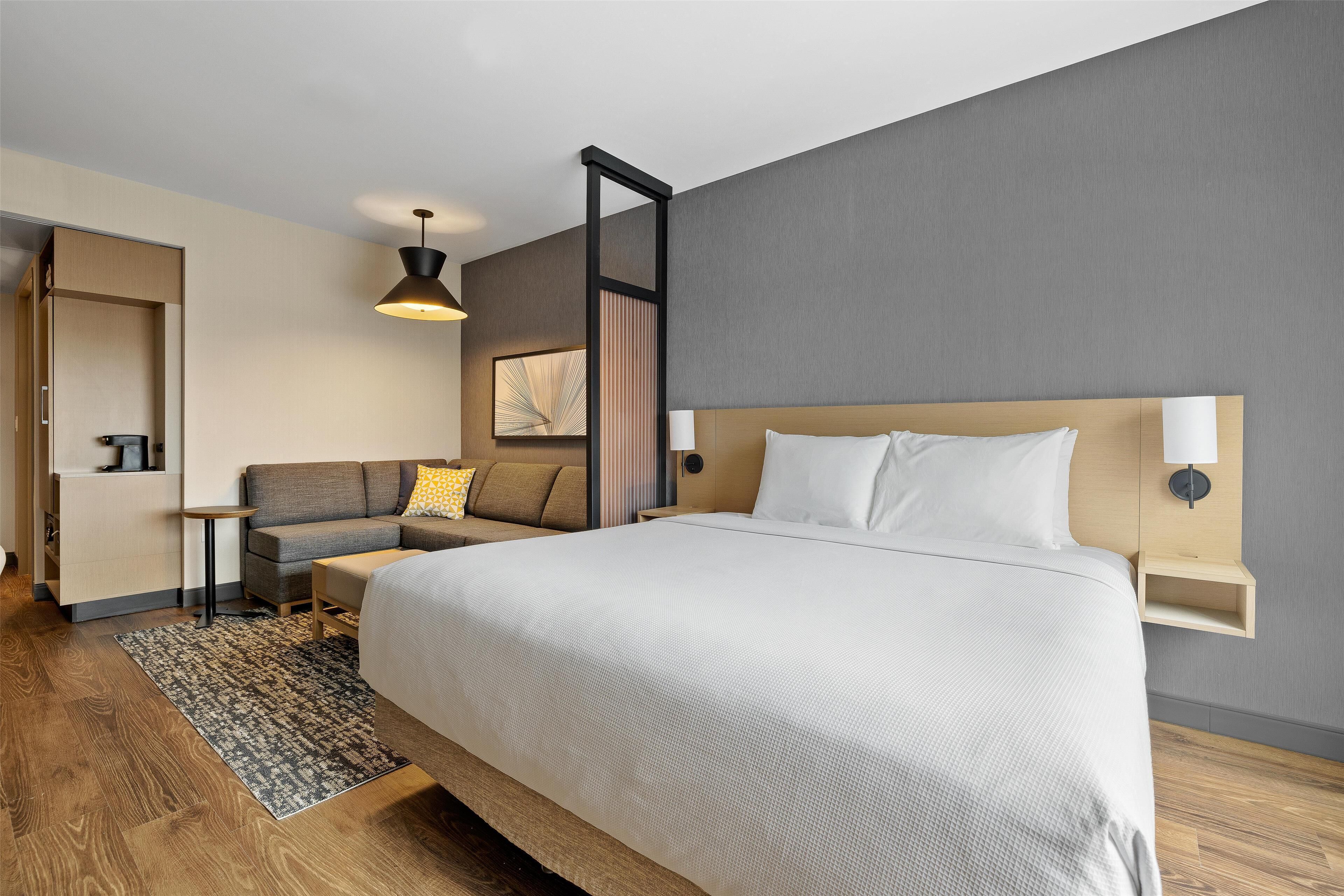 Habitación, 1 cama King size y sofá cama | Edredón, caja de seguridad en la habitación y escritorio 