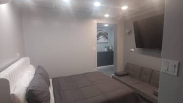 1 bedroom, desk, iron/ironing board, free WiFi