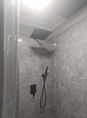 Secadora de cabello, toallas, jabón, shampoo 