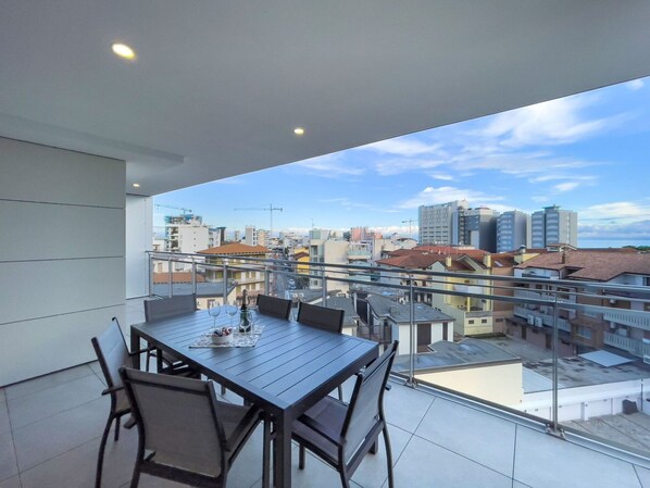 Outdoor dining - Lovely apartment for 8 people with WIFI, A/C, TV, balcony and pets allowed (Lignano Sabbiadoro)