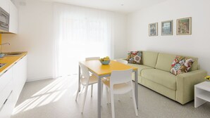 Interior - Nice apartment for 4 people with WIFI, A/C, TV, balcony and pets allowed (Lignano Sabbiadoro)