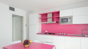 Private kitchen - Lovely apartment for 4 people with WIFI, A/C, TV, balcony and pets allowed (Lignano Sabbiadoro)