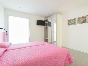 1 bedroom, travel cot, free WiFi, bed sheets - Beautiful apartment for 4 guests with A/C, WIFI, TV, balcony and pets allowed (Lignano Sabbiadoro)