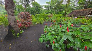 Standard Tree House, Balcony, Garden View | Living area