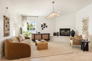 TV connectée, table de tennis de table, chaîne hi-fi