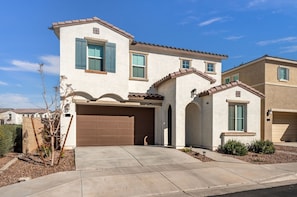 Exterior - 3-bedroom cozy house with King Bed, Pool, Hot Tub, Relax and unwind (Chandler)