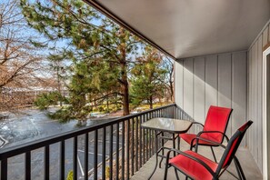 Property grounds - Hunker Downtown - Relaxing Condo. Close to Shops and Restaurants. (Bend)