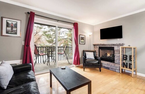Park Side Getaway! Walk to Downtown & Trails
