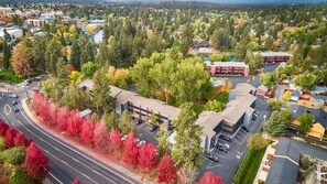 Exterior - Park Side Getaway! Walk to Downtown & Trails (Bend)