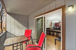 Outdoor dining - Park Side Getaway! Walk to Downtown & Trails (Bend)