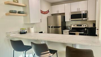 Fridge, microwave, stovetop, dishwasher