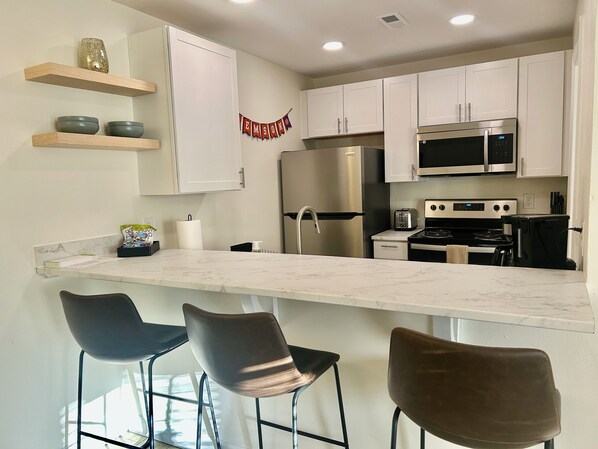 Kjøleskap, mikrobølgeovn, kokeplater og oppvaskmaskin