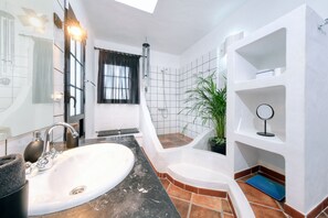 Douche, séchoir à cheveux, serviettes fournies, savon