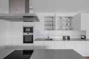 Fridge, oven, stovetop, dishwasher