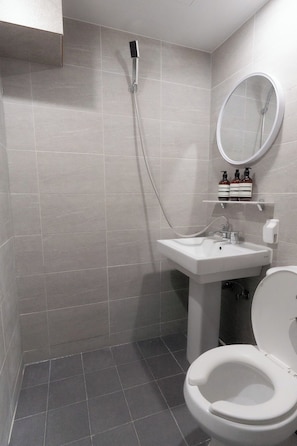 Dobbeltværelse | Badeværelse | Bruser, hårtørrer, håndklæder, Shampoo