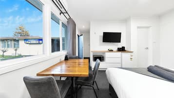 Superior Queen Room with Single Bed | 1 bedroom, iron/ironing board, free WiFi