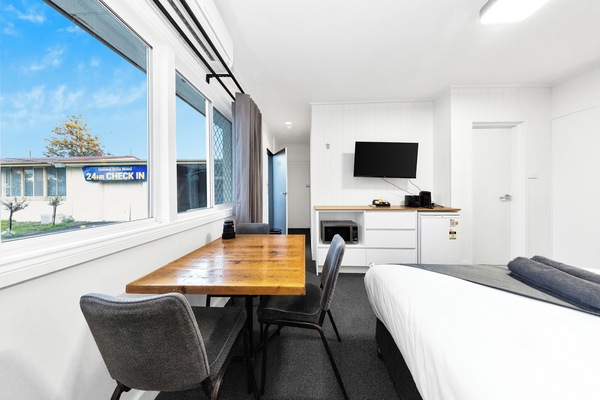 Superior Queen Room with Single Bed