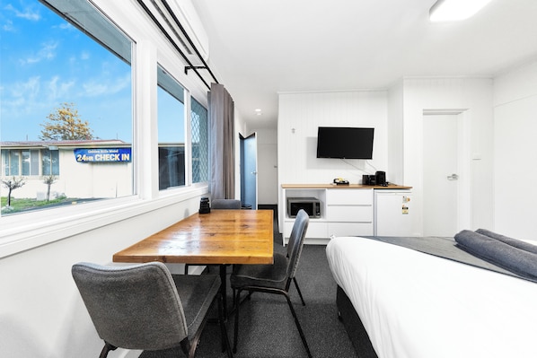 Superior Queen Room with Single Bed | Iron/ironing board, free WiFi