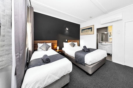 Superior Queen Room with Single Bed | Iron/ironing board, free WiFi