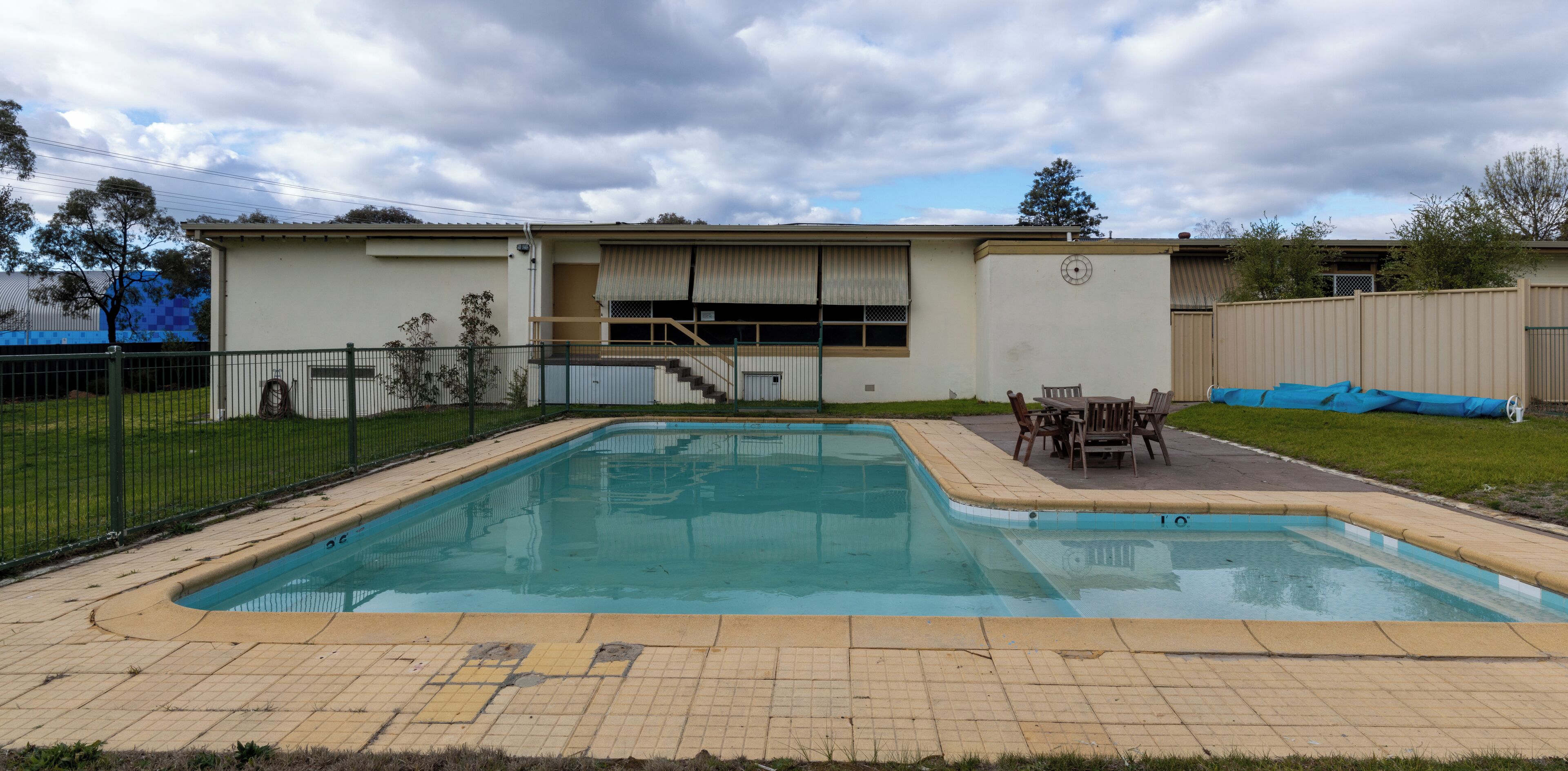 Una piscina al aire libre de temporada