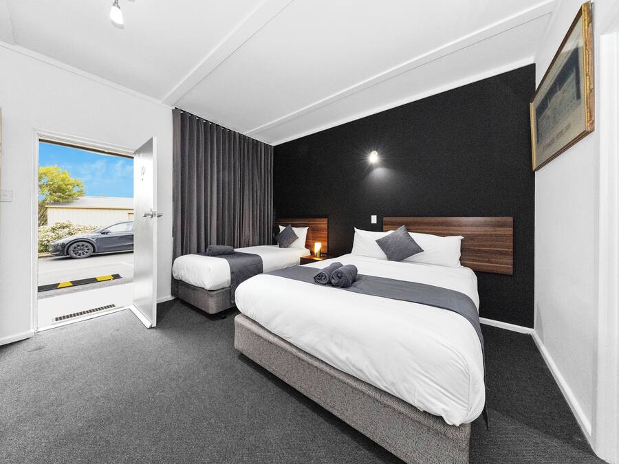 Superior Queen Room with Single Bed | Iron/ironing board, free WiFi