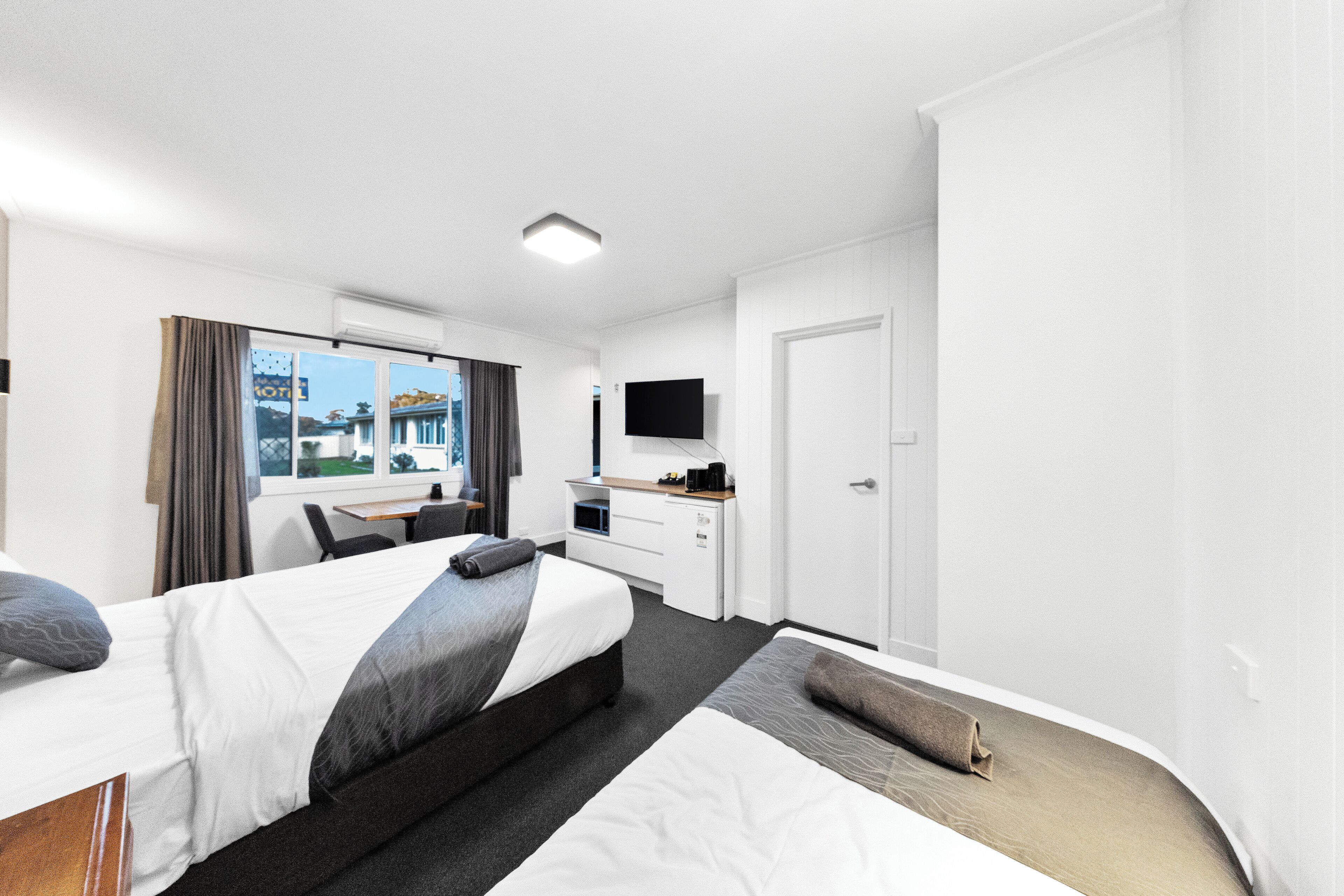Superior Queen Room with Single Bed | Iron/ironing board, free WiFi