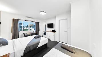 Superior Queen Room with Single Bed | Iron/ironing board, free WiFi