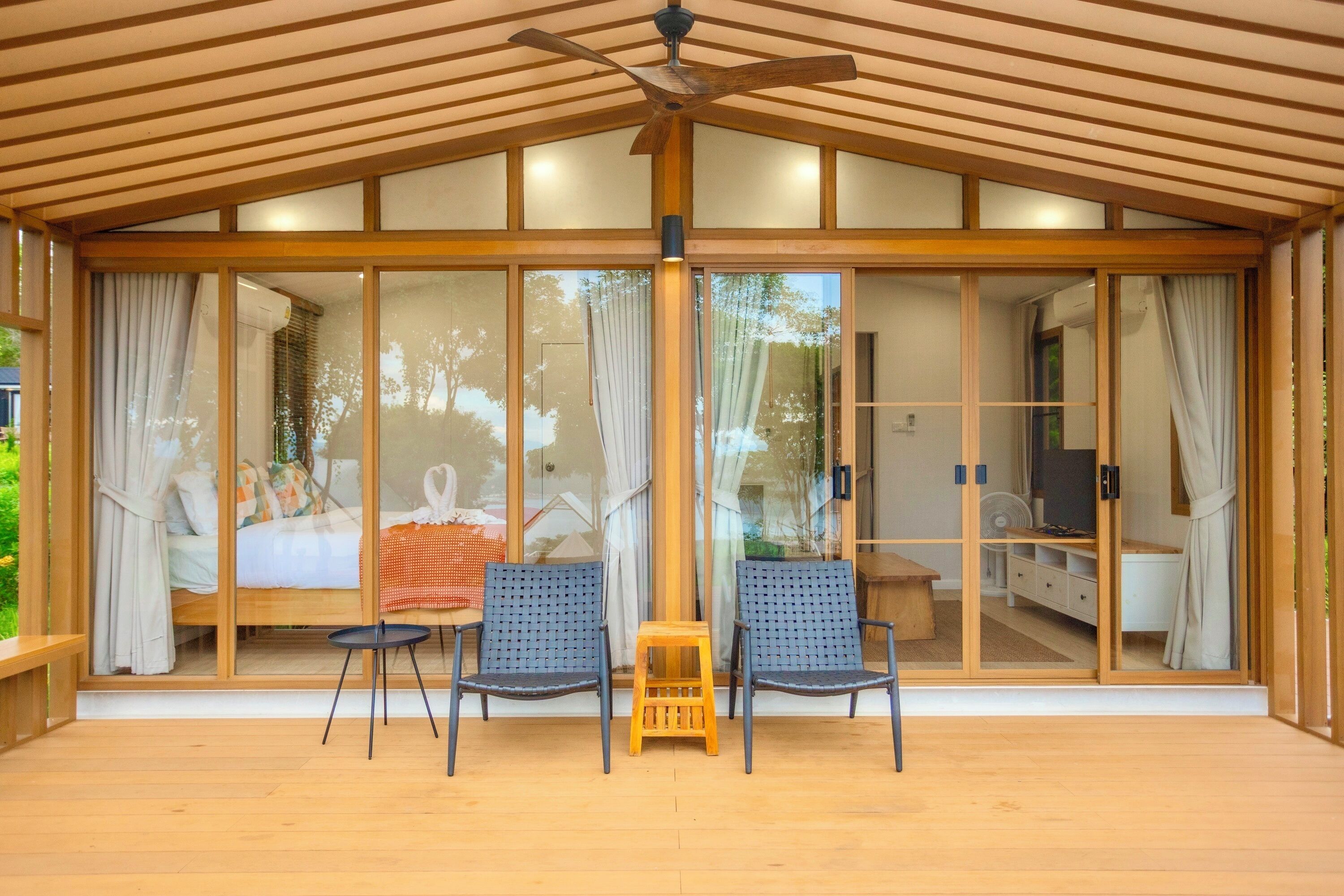 Lakeview House 3 | Hiên