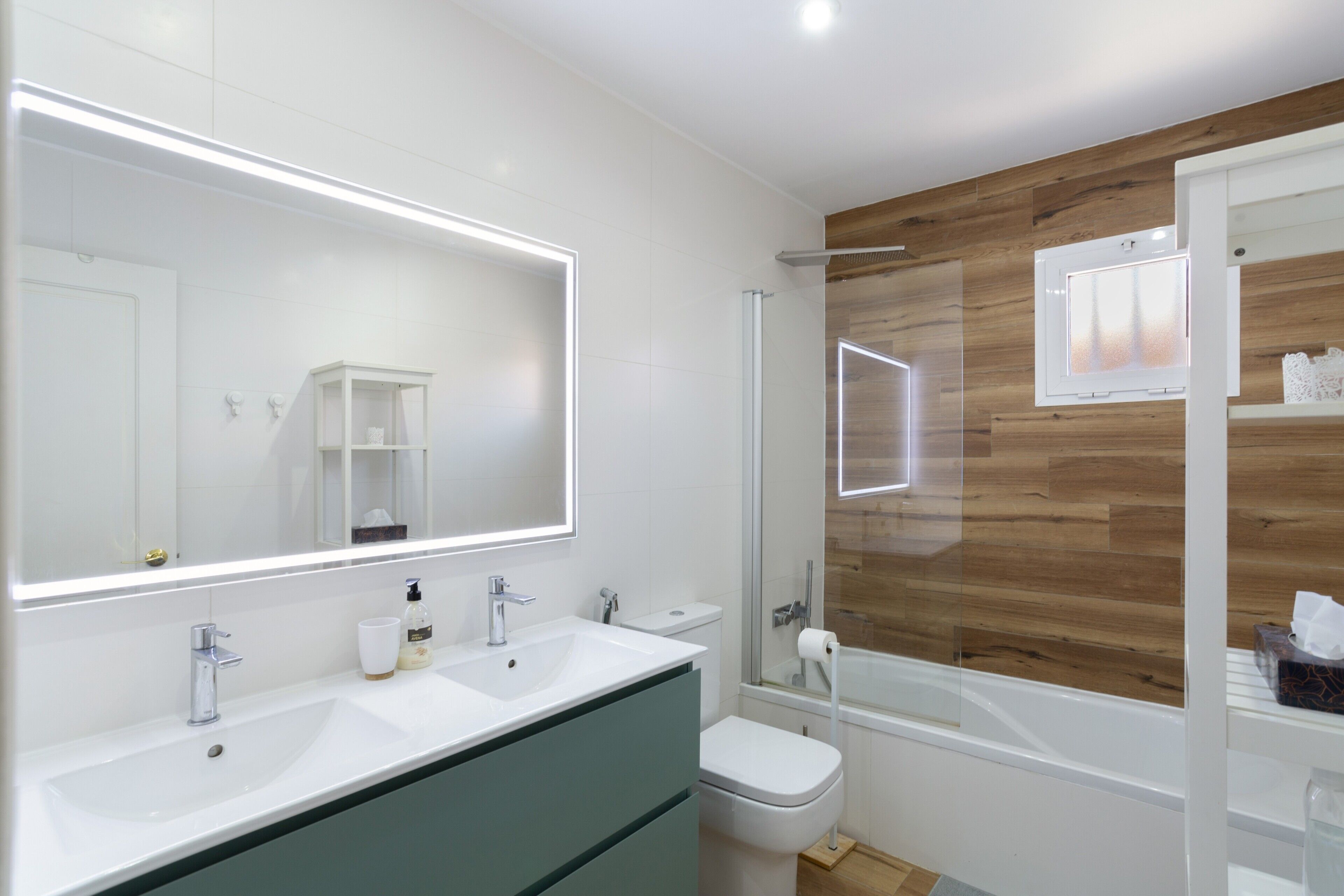 Een douche, een haardroger, handdoeken