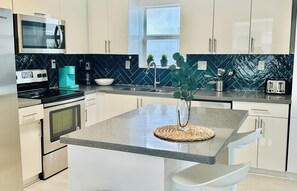 Mikrowelle, Herdplatte, Geschirrspüler, Küchenrolle