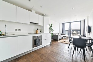 Frigorifero, forno, piano cottura, lavastoviglie