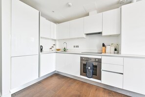 Een koelkast, een oven, een kookplaat, een vaatwasser