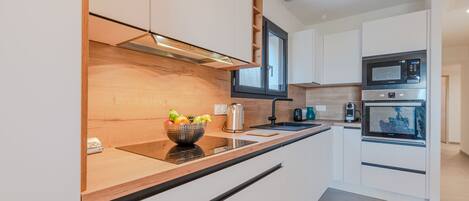 Kühlschrank, Mikrowelle, Ofen, Geschirrspüler