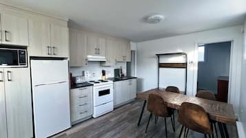 Microondas, horno y placa de cocina