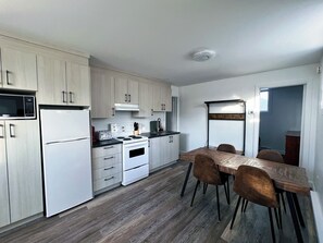 Microwave, oven, stovetop - Charmant appartement central à RDL (Rivière-du-Loup)