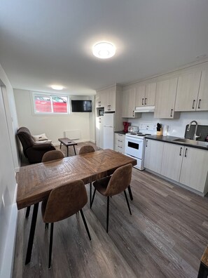 Microwave, oven, stovetop - Charmant appartement central à RDL (Rivière-du-Loup)