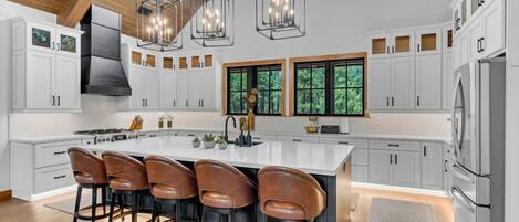 雪櫃、微波爐、焗爐、爐具