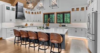 Large Luxury 5-Br Flagstaff Cabin on 8 acres