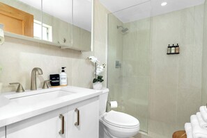 Dusj, hårføner, håndklær og såpe