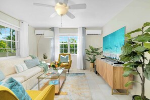 Smart TV - Cozy Stay Near Grace Bay Beach + BBQ Patio (Grace Bay)