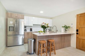 Frigorífico, microondas, horno y placa de cocina