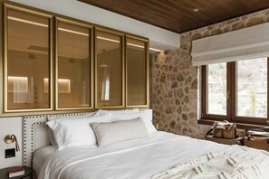 6 bedrooms, in-room safe, iron/ironing board, free WiFi