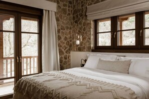6 bedrooms, in-room safe, iron/ironing board, free WiFi