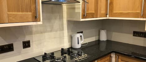 Frigorífico, microondas, horno y placa de cocina